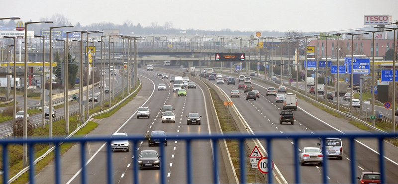 Rogán azt kérte, hogy a hőség miatt ne most szűkítsék a sávot az M7-esen