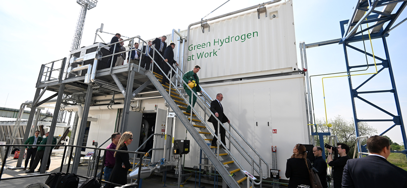 Mintha hirtelen eltűnne az utakról 5500 kocsi: Átadták a Mol első zöld hidrogén üzemét