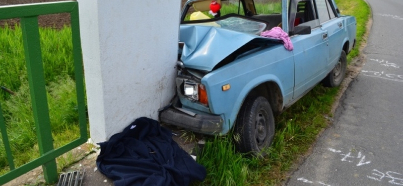 Fotó: Betonkorláton zúzódott össze a Lada - helikopter vitte el a sofőrt