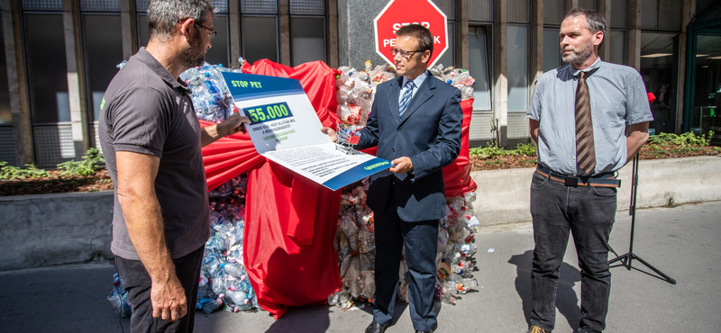 A Greenpeace 40 ezer műanyag palackot vitt "ajándékba" Palkovics Lászlónak
