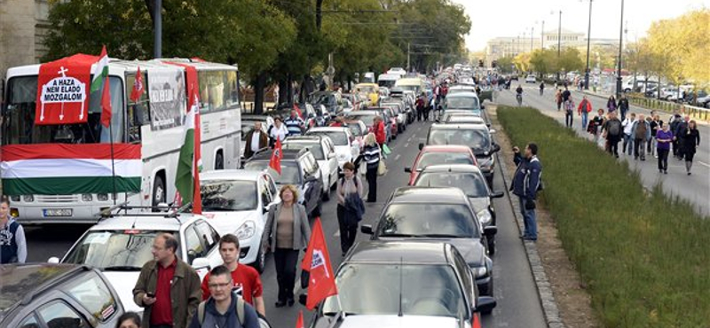 Fotó: így okoztak dugót a tüntető devizahitelesek Budapesten