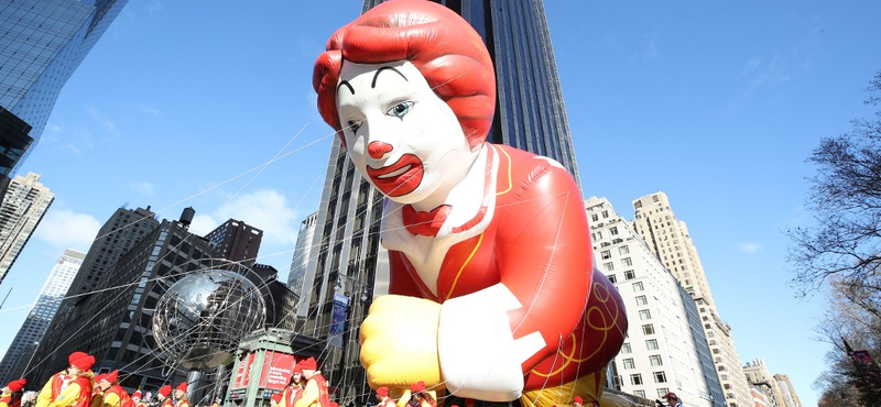 Ronald McDonald kilyukadt és eldőlt egy hálaadásnapi felvonuláson