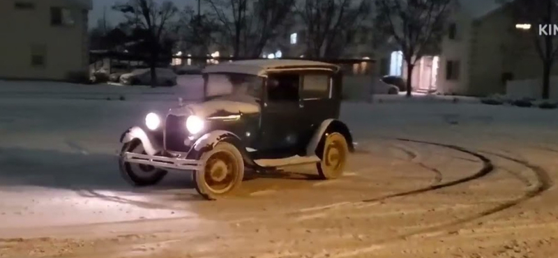 Közel 100 éves autójával driftelgetett a hóban a tulajdonosa – videó