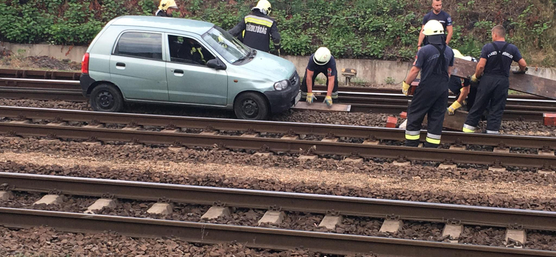 Soroksáron a vasúti síneken autózott valaki, csoda, hogy nem történt baleset – videó