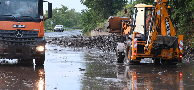 Két hónap után szlalomozás nélkül járható a 12-es főút