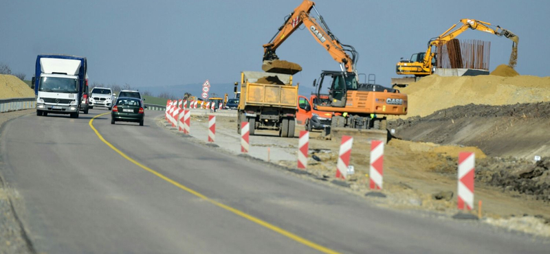 Beszólnak és megdobálják az autósok az utak mellett dolgozókat