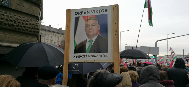 "Orbán a nemzet megmentője" – kitalálja melyik meneten van ez a poszter?