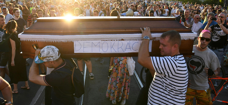 A magyar fiatalok többsége elégedetlen a demokráciával, a pártok közül mégis a Fidesz vezet náluk