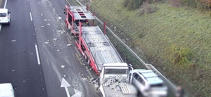 Hét autó tört össze egy figyelmetlen sofőr miatt az M7-esen – videó