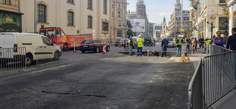 Beszakadt az út a Ferencieken, torlódik a forgalom