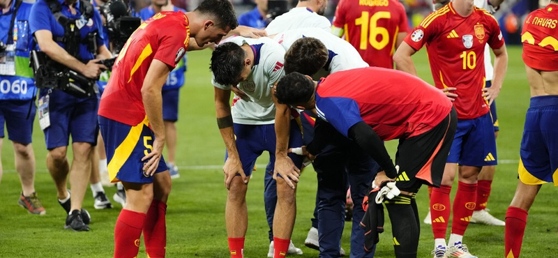 Videó: Centiken múlt, hogy súlyos sérülést okozzon a pályára rohanó szurkoló a spanyol–francia meccs után