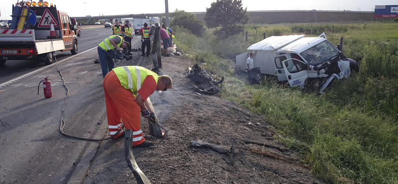 Az árokban kötött ki egy furgon az M0-áson - fotó 