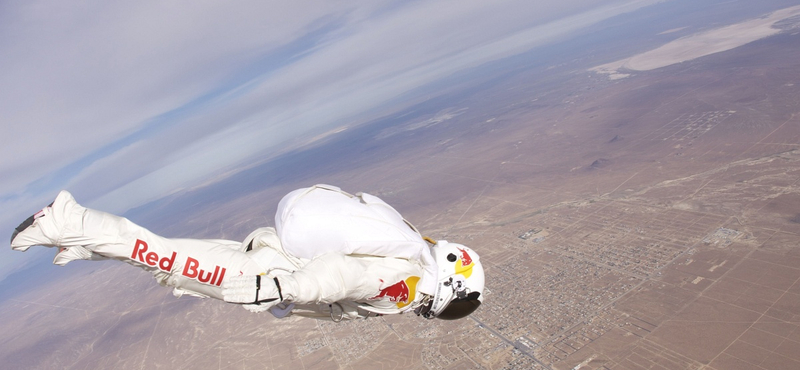 A világűr pereméről veti le magát Felix Baumgartner