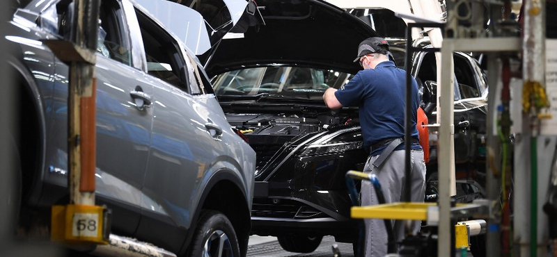 Kilencezer embert küld el a Nissan, visszavágja a termelését is