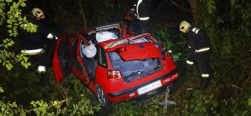 Kép a kunszentmártoni balesetben teljesen összeroncsolódott autóról