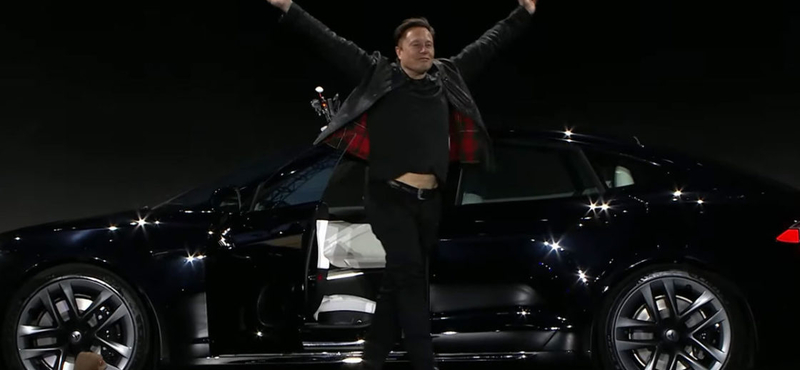 Elon Musk bemutatta a három motoros, „őrült gyors” Teslát