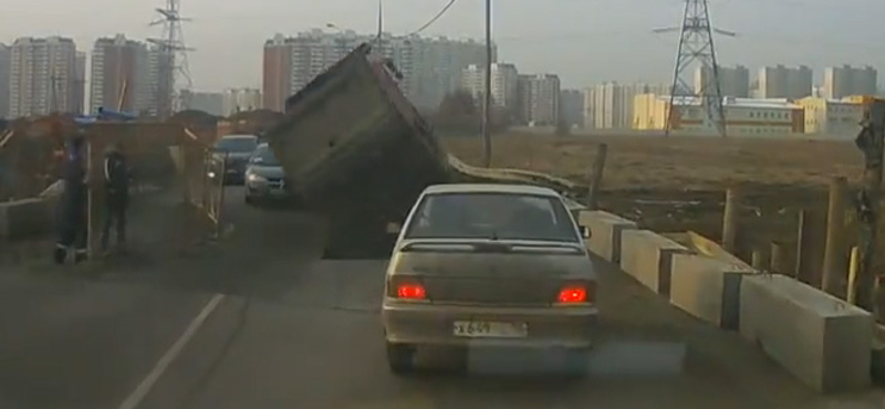 Ilyen, amikor beszakad az út egy teherautó alatt – videó