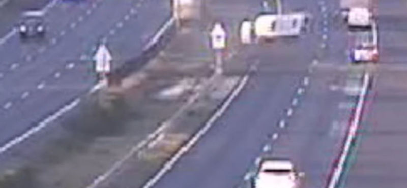 Videó: Hatalmasat borult egy kisbusz az M7-esen