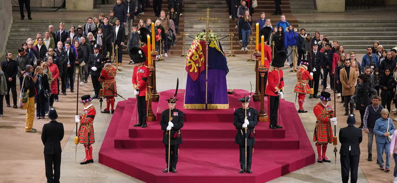 Annyian gyászolták II. Erzsébet királynőt, hogy kikopott a Westminster Hall kőpadlója