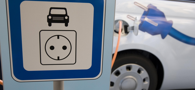 Kötelező lesz elektromos töltőállomást kiépíteni a nagyobb parkolóhelyekhez