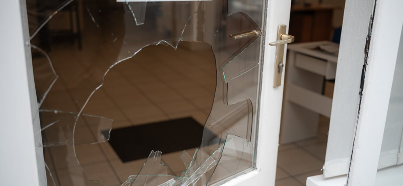 Betörték a józsefvárosi Fidesz-iroda kirakatát