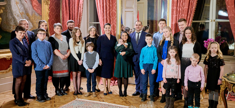 Ők voltak a kiválasztottak, akik Novák Katalinnal koccinthattak az új évre a Sándor-palotában