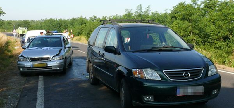 Taxi ütközött mikrobusszal - fotó