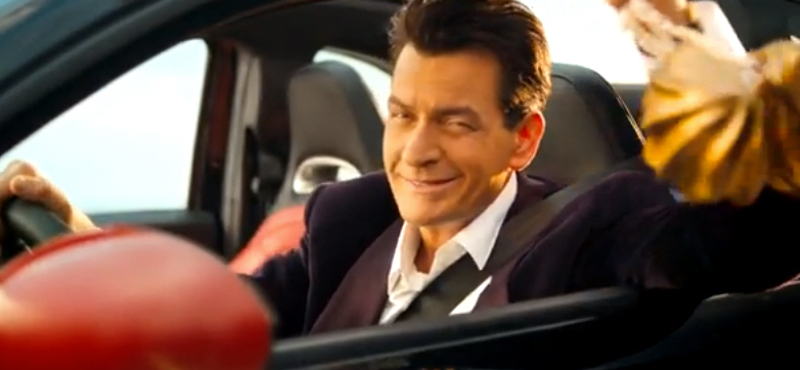 Fiat 500 reklámban adja magát Charlie Sheen