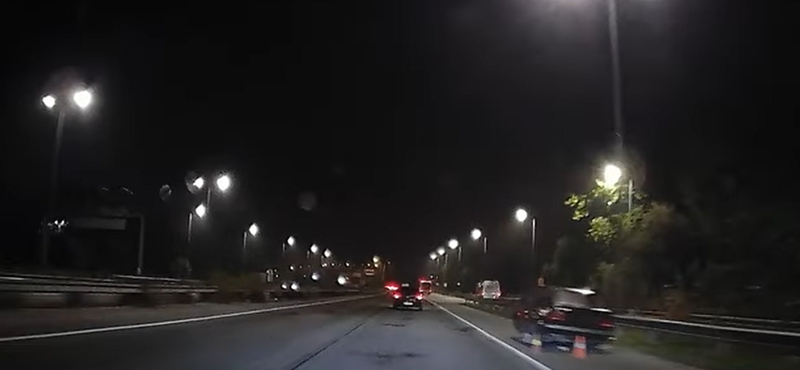 Hetek óta vesztegel egy kocsi az M5-ös autópálya leállósávjában – videó