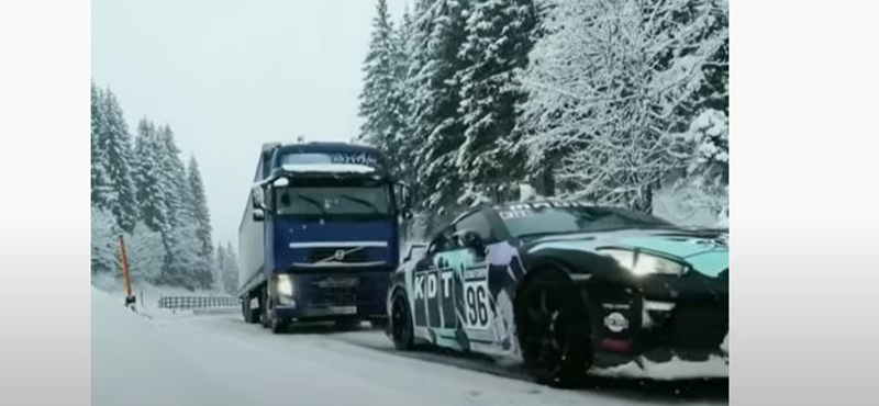 Kisegítette a tuningolt Nissan GT-R a kamiont a hóban - videó