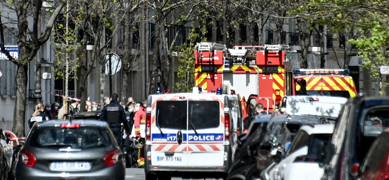 Lövöldözés volt egy francia oltópontnál, a támadó motorra pattanva elmenekült