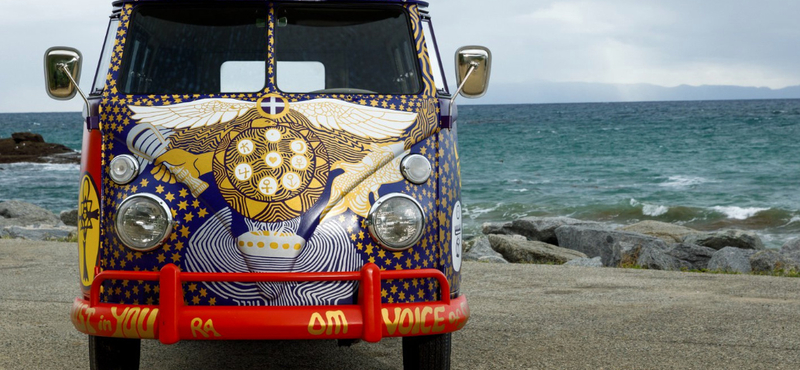 Woodstock 50. évfordulójára készült ez a rikítóan színes VW hippibusz