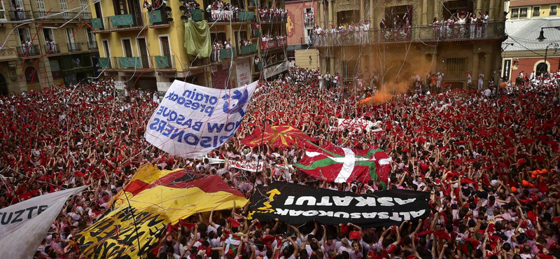 Pamplona: szívmelengető megnyitó után jön a bikák öldöklése – fotók