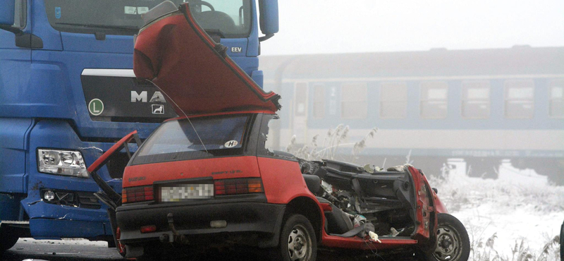 Fotó: Két ember halt meg a piros Suzukiban