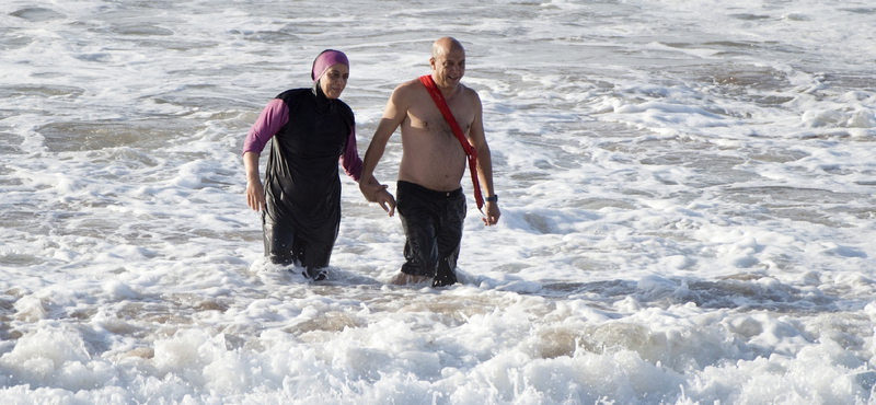 Szíriában kötelezővé tették a strandon a burkinit