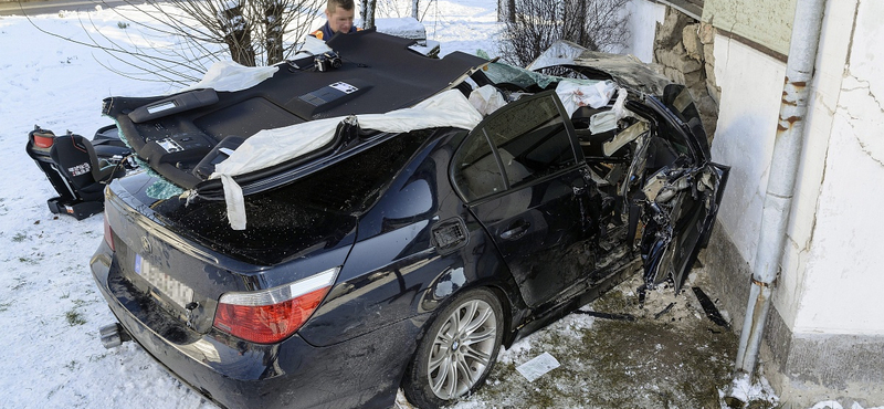 Fotók: Csoda, hogy életben maradtak a falnak csapódott autó utasai