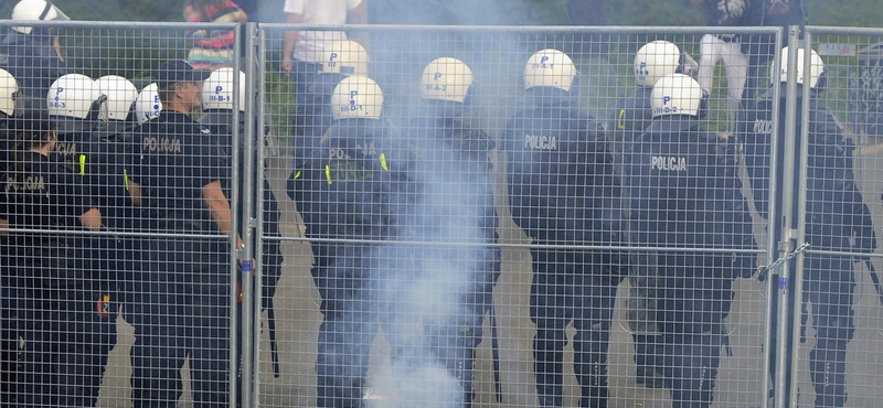 Tömegverekedés tört ki a lengyel és orosz szurkolók között