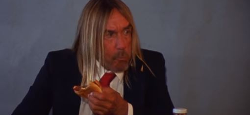 Iggy Pop megismételte Andy Warhol ikonikus hamburgerevését