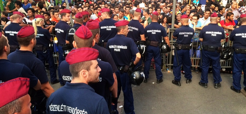 Kiszorítják a menekülteket a Keleti pályaudvar nemzetközi jegypénztára elől