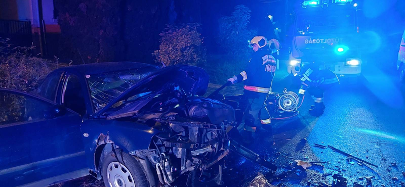 Busz ütközött autóval Galgahévíznél, az autóroncsból feszítővágóval kellett kimenteni a sofőrt