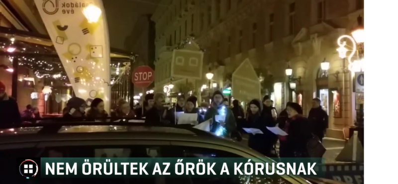 Nem tetszett a biztonsági őröknek, hogy a hajléktalanokról énekel egy kórus