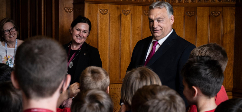 Orbán kis focistákat fogadott, és mészároslőrinci intelmekkel látta el a gyerekeket 