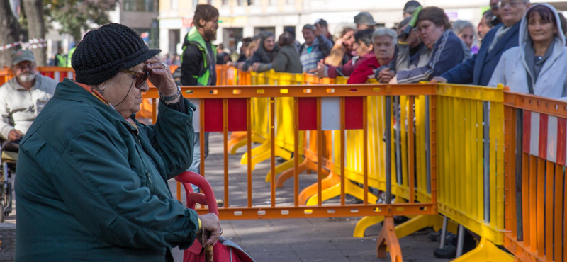 Megint ezres sorok kígyóztak a krisnások Blaha Lujza téri ételosztásán