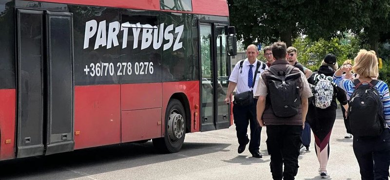 Partybuszt küldött a Volán vonatpótlónak, a MÁV nem örül