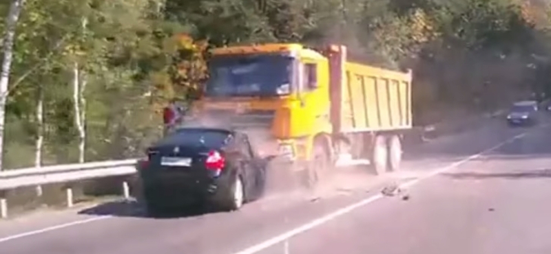 Frontális karambol, a legrosszabb fajtából: autó kontra teherautó - videó