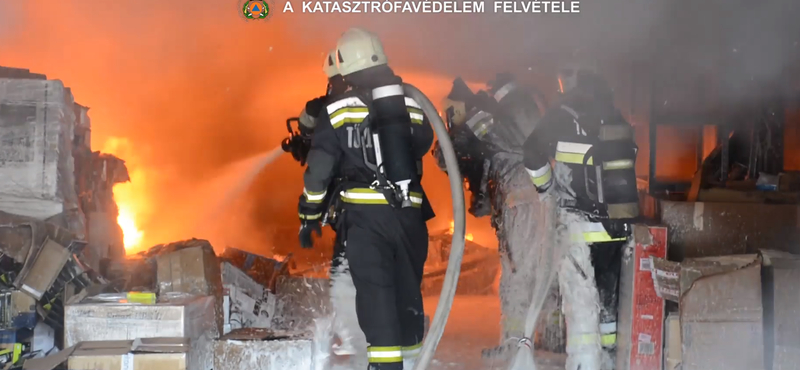 Ilyennek látták a hatalmas raktártüzet a tűzoltók – videó