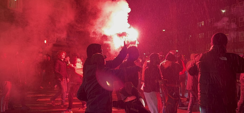 Emberekre dobáltak petárdákat a marokkói győzelmet ünneplők Hollandiában