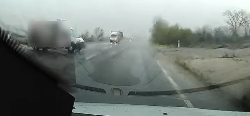 Takarásból bukkant fel a furgon, nem sok esélye volt elkerülni a másik autósnak Taksonynál – videó