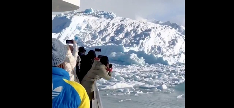 Videón, ahogy turisták előtt felborul egy jéghegy