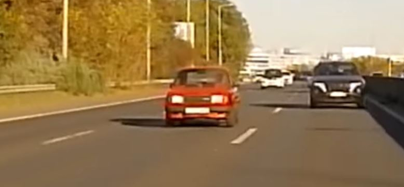 Elhagyta a veterán Skoda a kerekét az M1-M7-kivezetőn, majd a szalagkorlátnak csapódott – videó